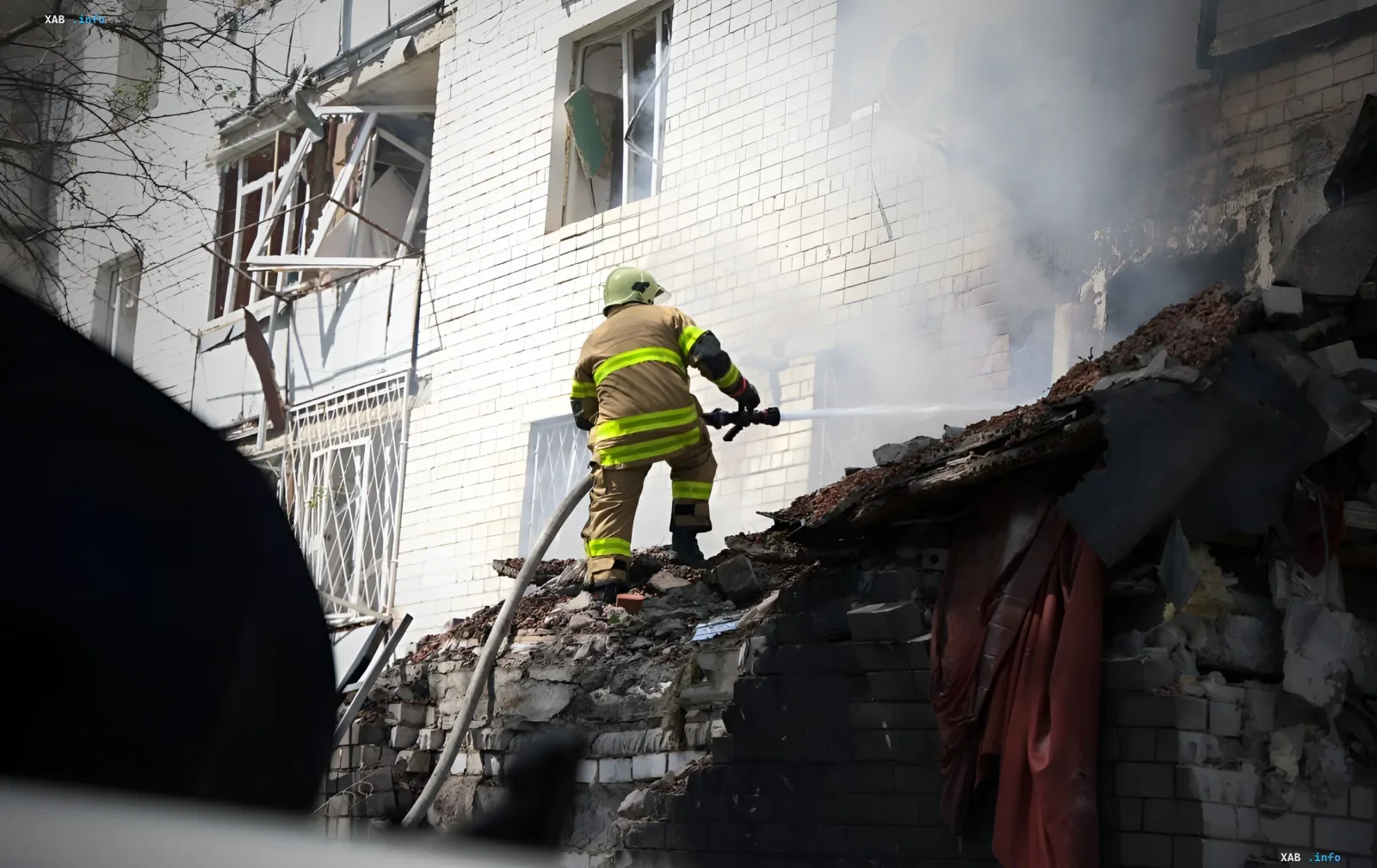 Feuerwehrmann löscht Feuer auf Trümmern eines zerstörten Wohngebäudes in Tschernihiw nach einem Drohnenangriff