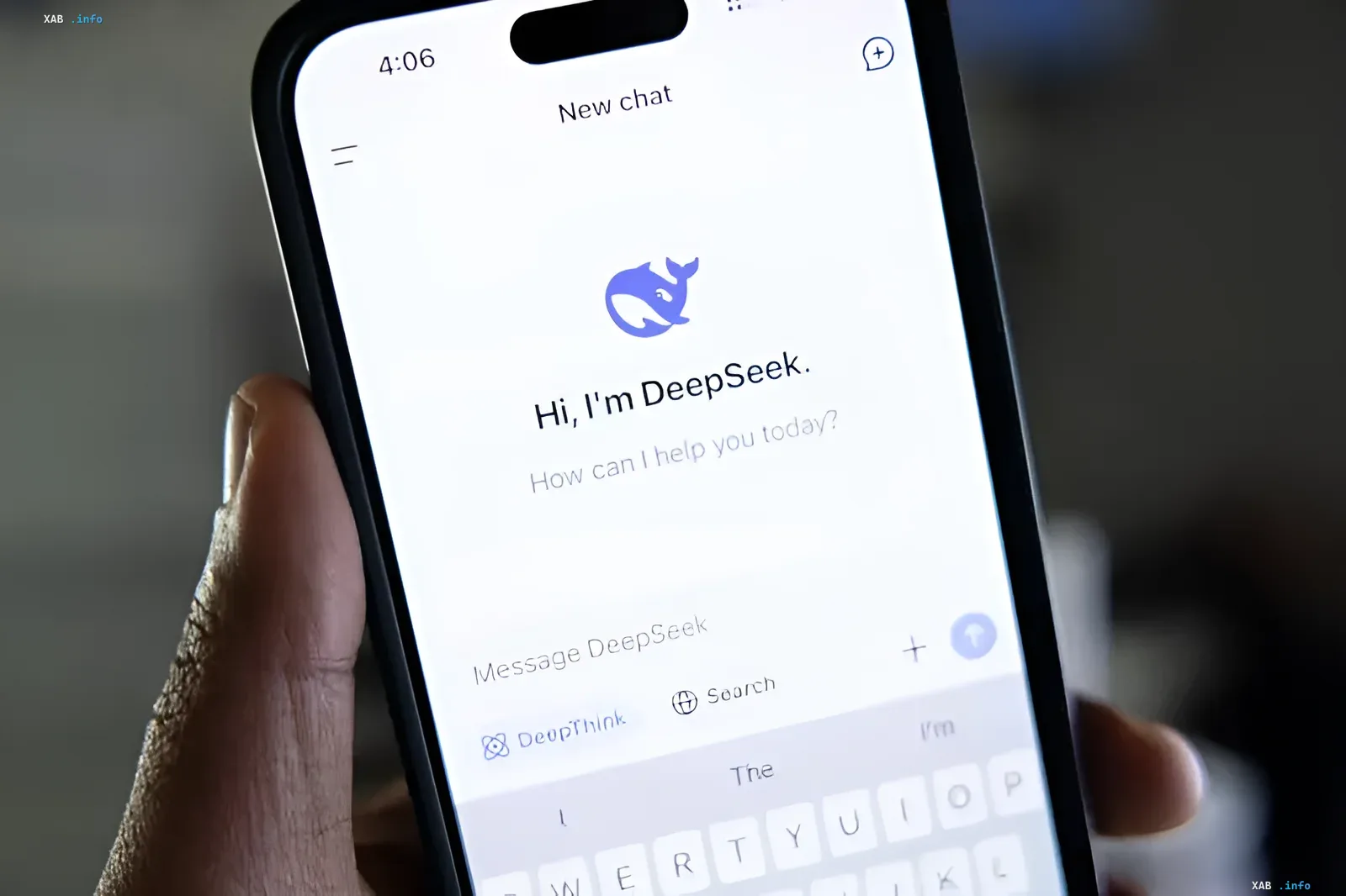 Мобільний додаток DeepSeek із привітальним екраном та інтерфейсом нового чату