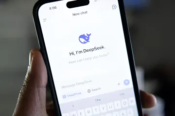 Мобільний додаток DeepSeek із привітальним екраном та інтерфейсом нового чату