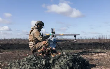 Украинский военный готовит ударный дрон СБС к запуску в поле перед ударом по целям в глубине РФ
