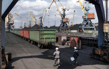 Hafenterminal mit Eisenbahnwagen und Kränen zum Umschlag von Eisenerz für den Export