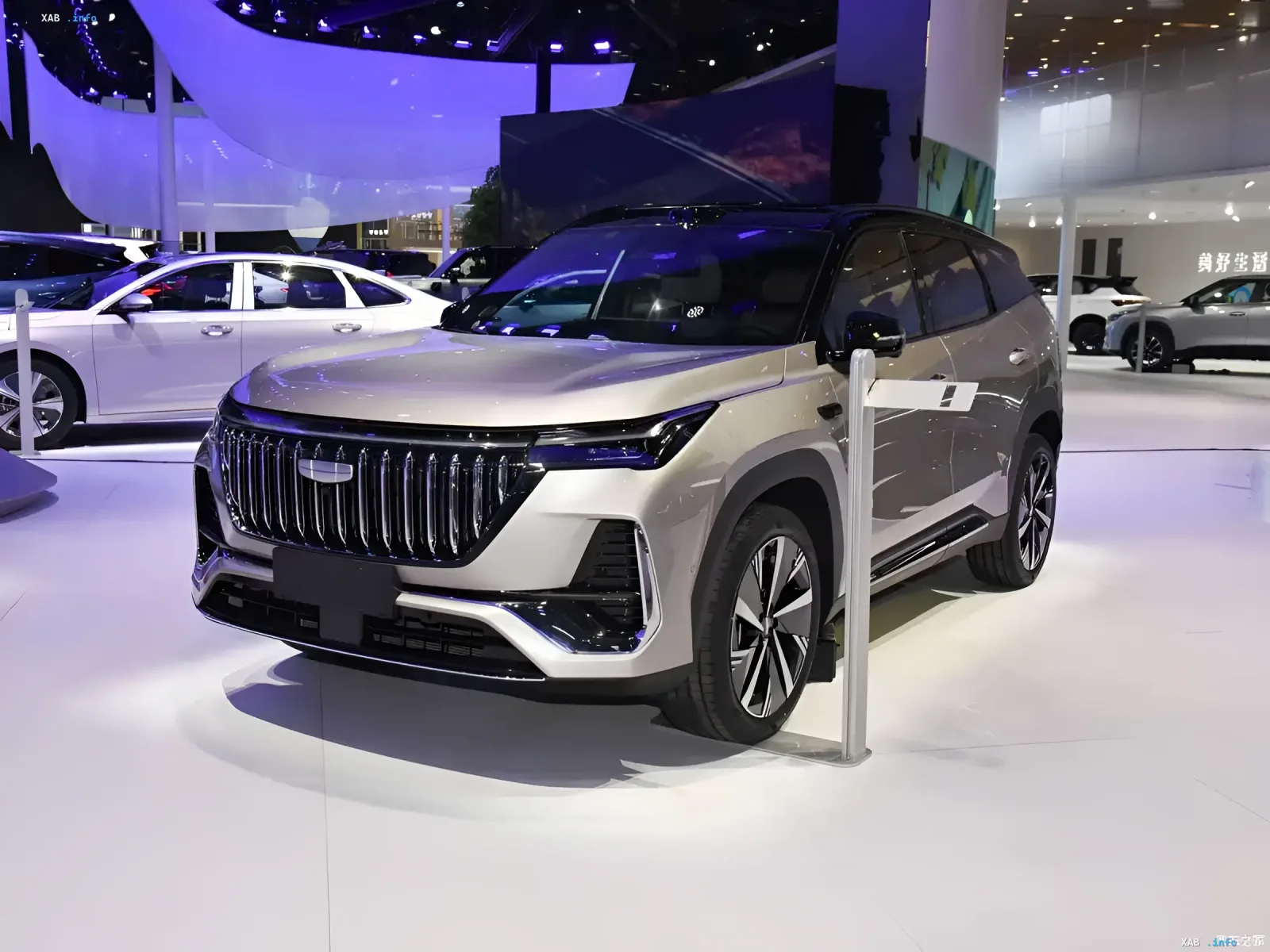Гибридный кроссовер Geely Atlas i-HEV LiDAR Edition на автосалоне в Чэнду