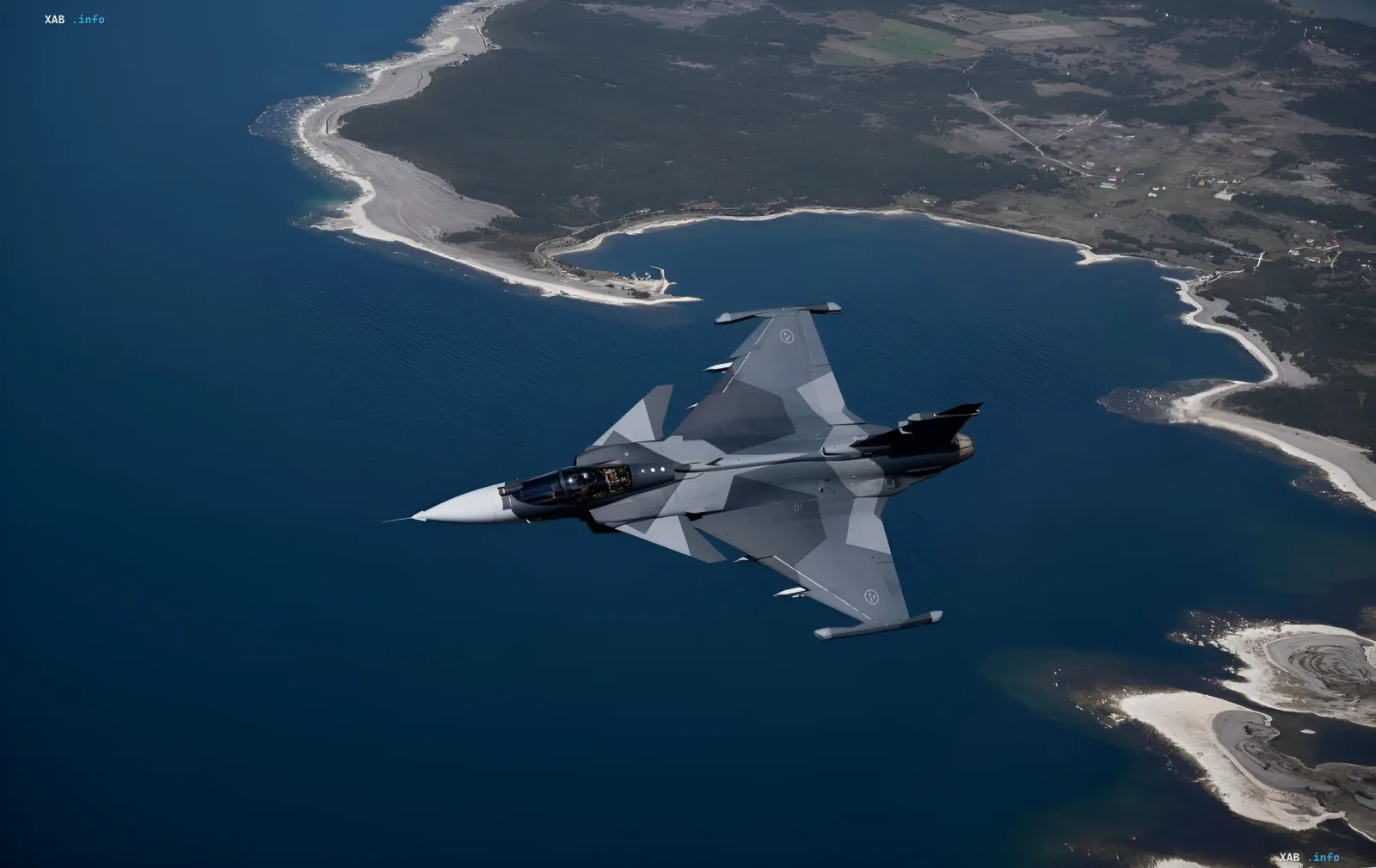 Шведский истребитель Saab JAS 39 Gripen в полёте над побережьем — готовность к защите украинского неба