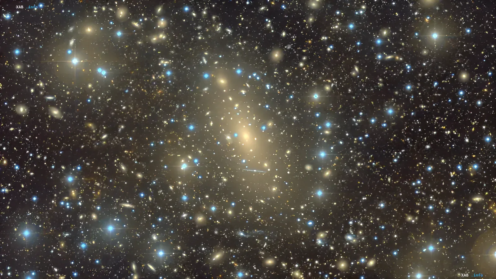 Riesengalaxie IC 1101 in einem kosmischen Haufen: eine schwache elliptische Scheibe zwischen Sternen und benachbarten Galaxien