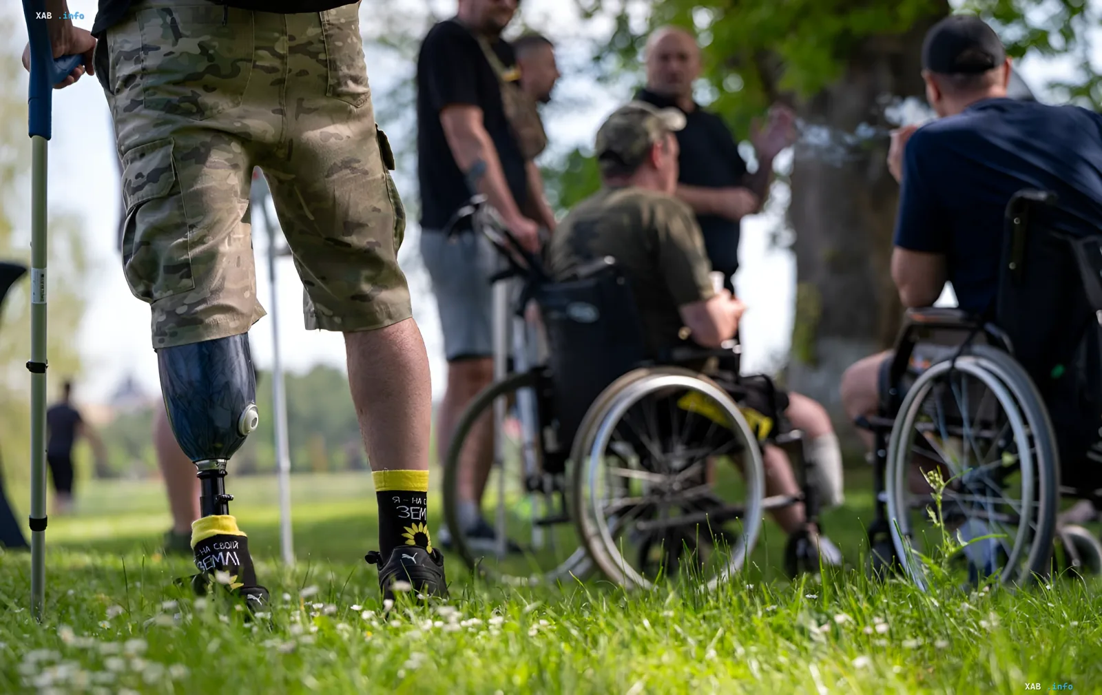 Ветераны с протезом ноги и на инвалидных колясках на реабилитационной встрече — программа «Интерпайп» по возвращению раненых на завод