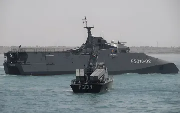 Иранский десантный корабль FS313-02 и катер береговой охраны в Ормузском проливе на фоне угрозы конфискации судов из чёрного списка