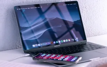 iPhone на клавиатуре MacBook Pro: как вывести экран смартфона на ноутбук