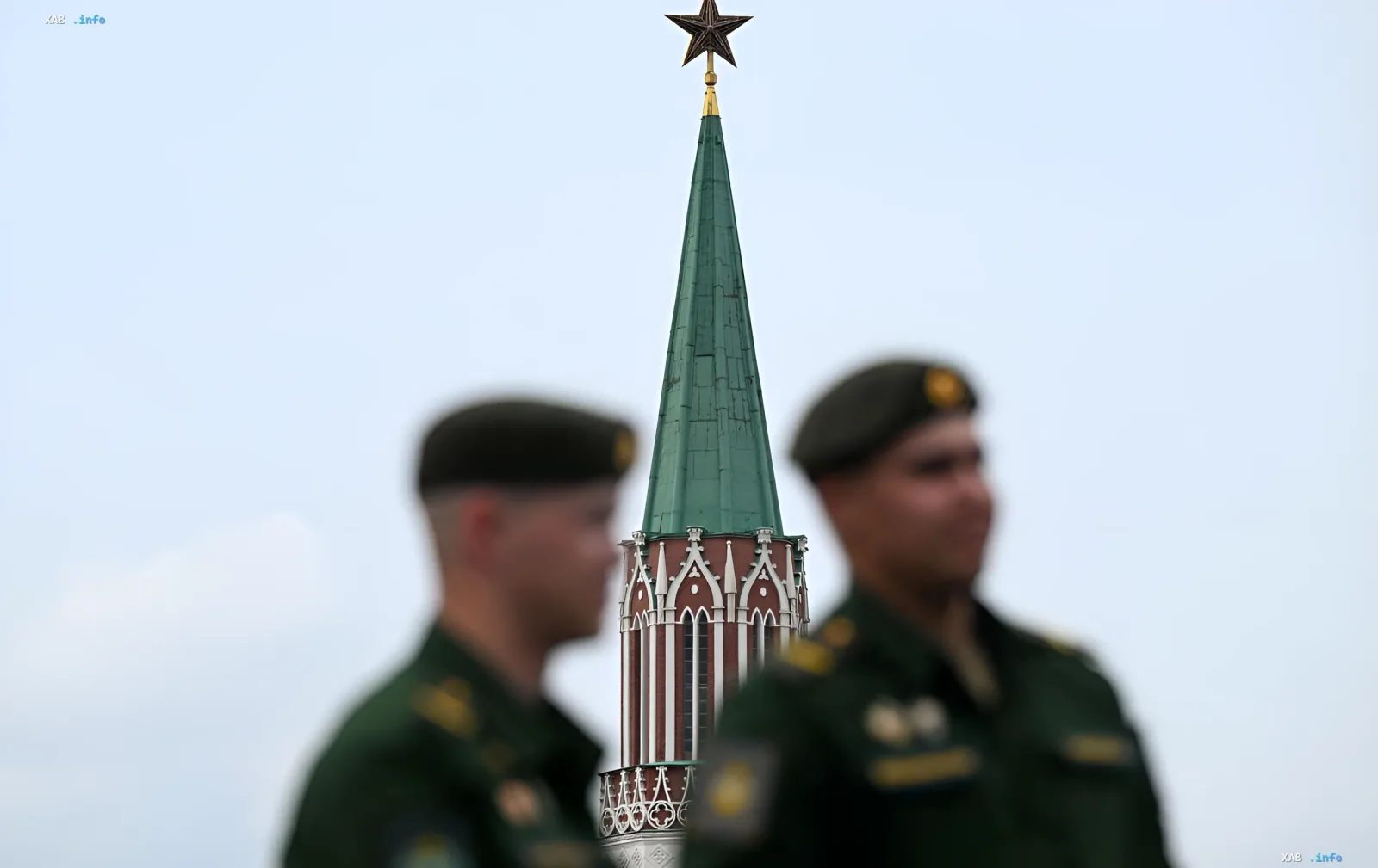 Военные на фоне башни Московского Кремля: Россия наращивает давление на НАТО