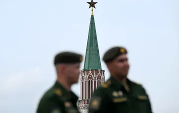 Военные на фоне башни Московского Кремля: Россия наращивает давление на НАТО