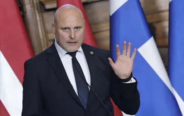 Президент Латвии Эдгарс Ринкевичс выступает на фоне флагов Латвии и ЕС, призывая использовать замороженные активы РФ