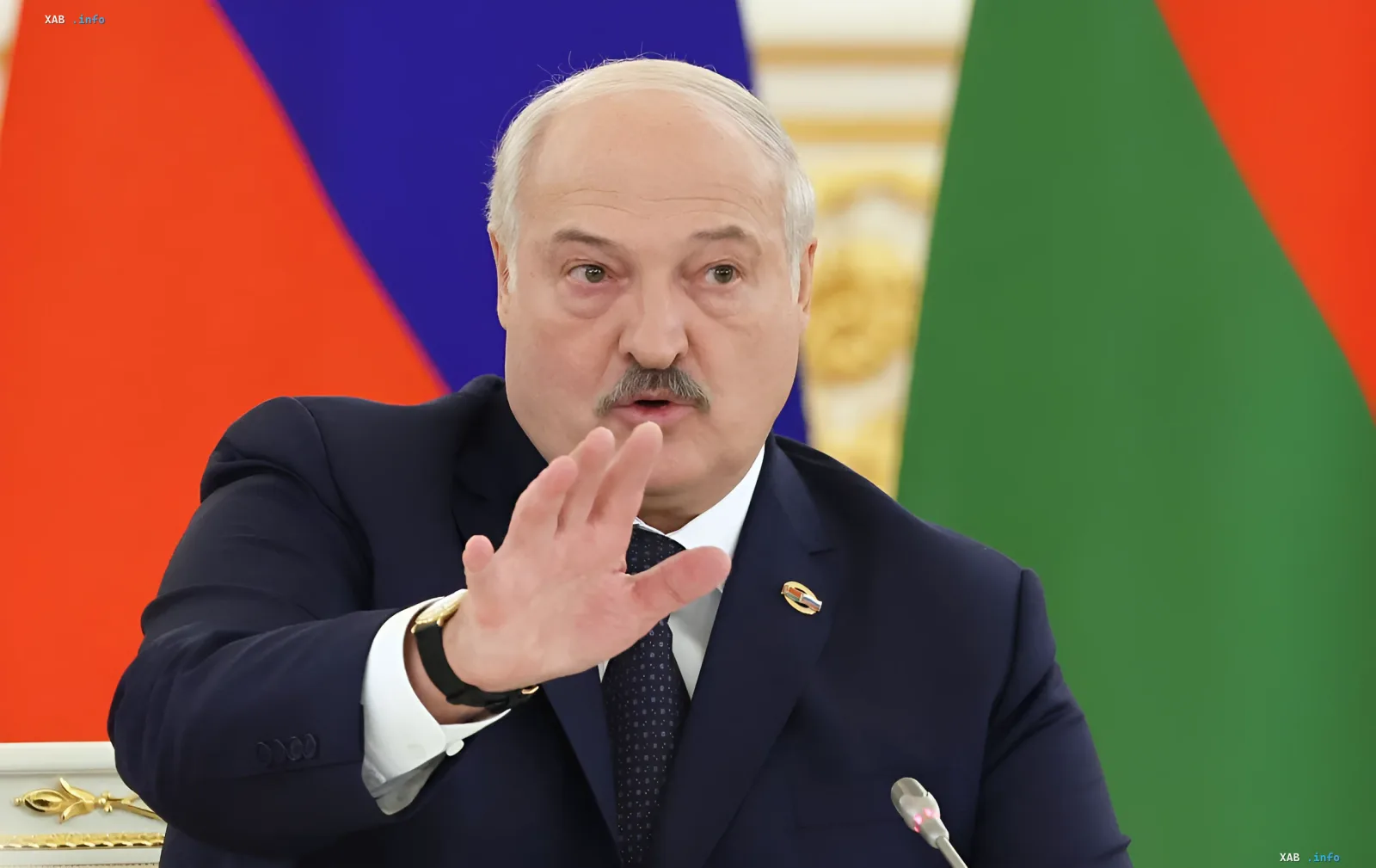 Alexander Lukaschenko gestikuliert bei einer Erklärung zum Unabhängigkeitstag der Ukraine, im Hintergrund die Flaggen Russlands und Weißrusslands
