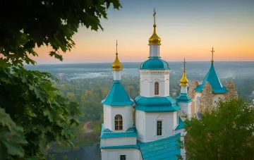Kirchen der Swjatohirsk-Lawra mit goldenen Kuppeln bei Sonnenuntergang – Ort des Angriffs auf das Mönchsgemeinschaft