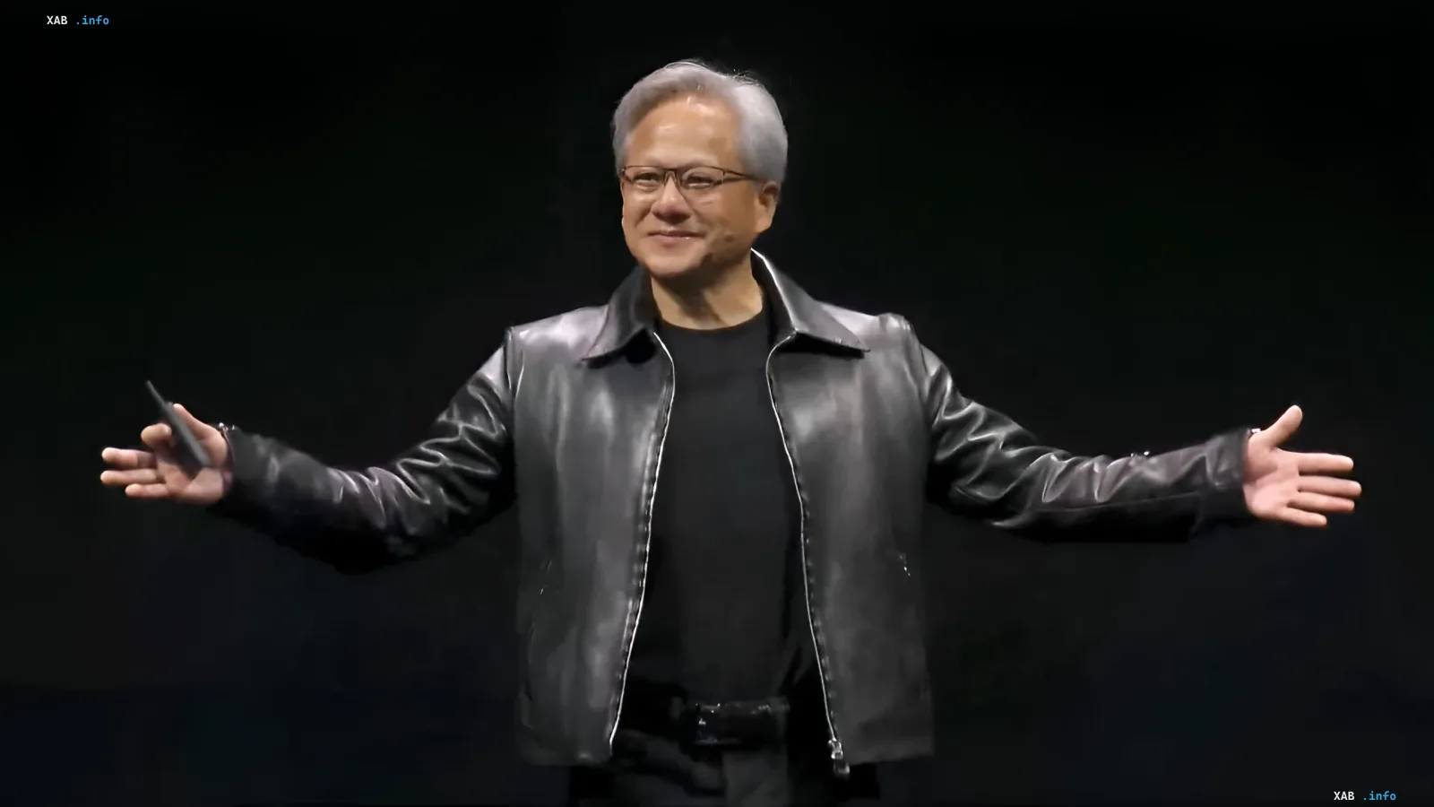 Джефф Хуанг, генеральний директор NVIDIA, на презентації про довгострокові угоди з резервування пам'яті з SK hynix та Micron