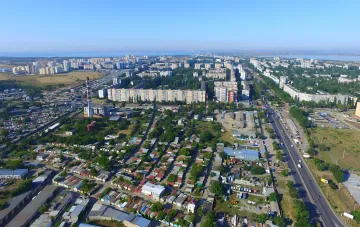 Аэросъёмка Пересыпского района Одессы с энергообъектом ДТЭК и дымовой трубой после российского обстрела