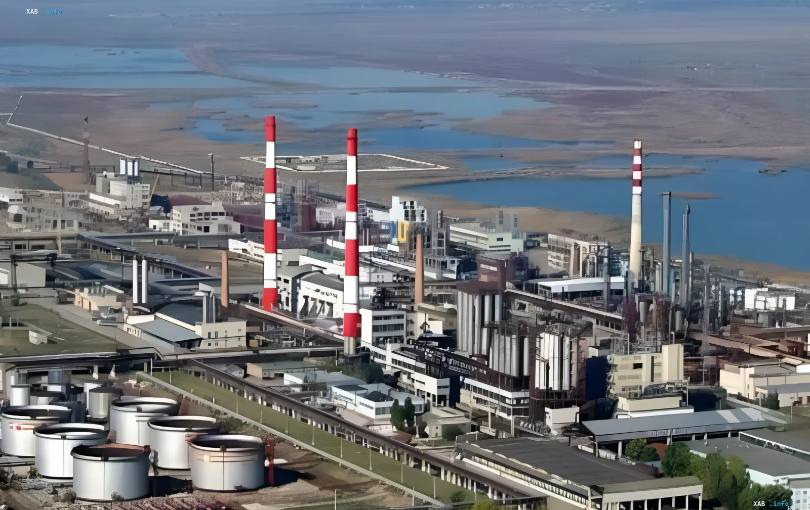 Пермский НПЗ после атаки дрона: остановленный нефтеперерабатывающий комплекс с характерными красно-белыми трубами и резервуарным парком