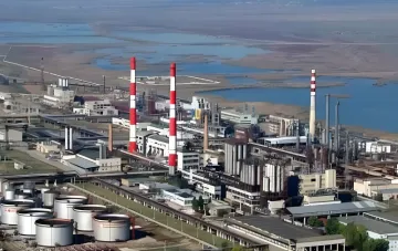 Пермский НПЗ после атаки дрона: остановленный нефтеперерабатывающий комплекс с характерными красно-белыми трубами и резервуарным парком