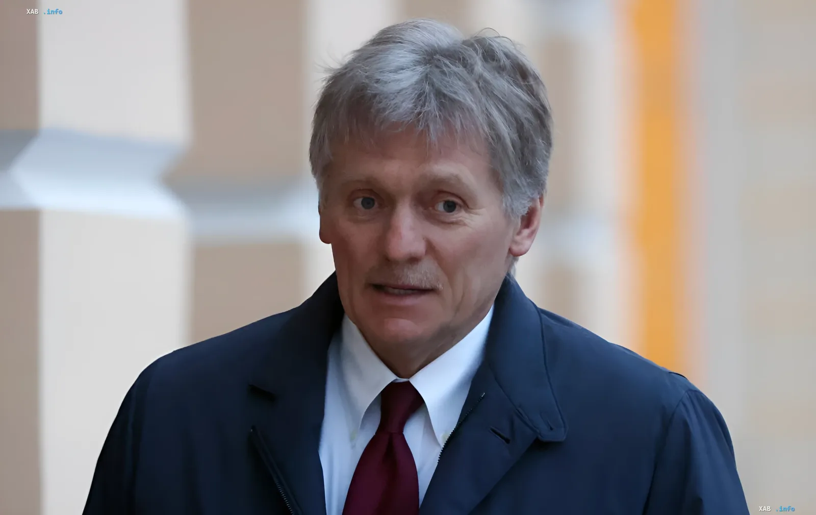 Dmitri Peskow vor einem Regierungsgebäude: Erklärung zu Russlands Angriffen auf Betriebe, die Langstreckenwaffen für die Ukraine produzieren