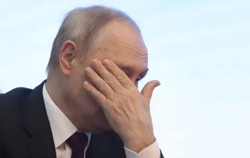 Путин прикрывает лицо рукой на фоне топливного кризиса в России