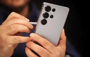Samsung Galaxy S25 Ultra с текущей раскладкой камер — инсайдеры обещают редизайн в стиле островного плато для Galaxy S27 Ultra