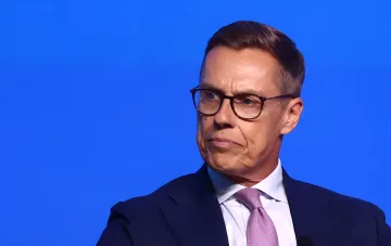 Президент Финляндии на фоне синего экрана во время выступления об ударах по тыловой логистике РФ и приближении мирных переговоров