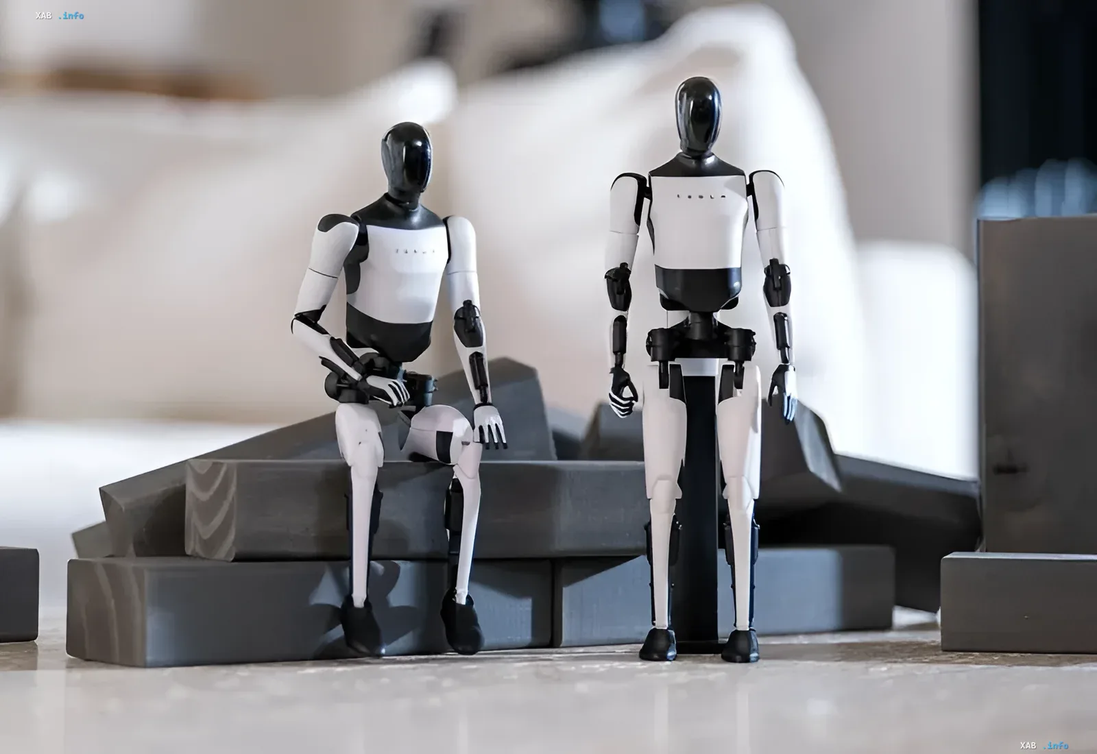 Tesla Optimus Humanoid-Roboter auf einer Produktionsfläche — Tesla rüstet das Fremont-Werk für deren Fertigung um