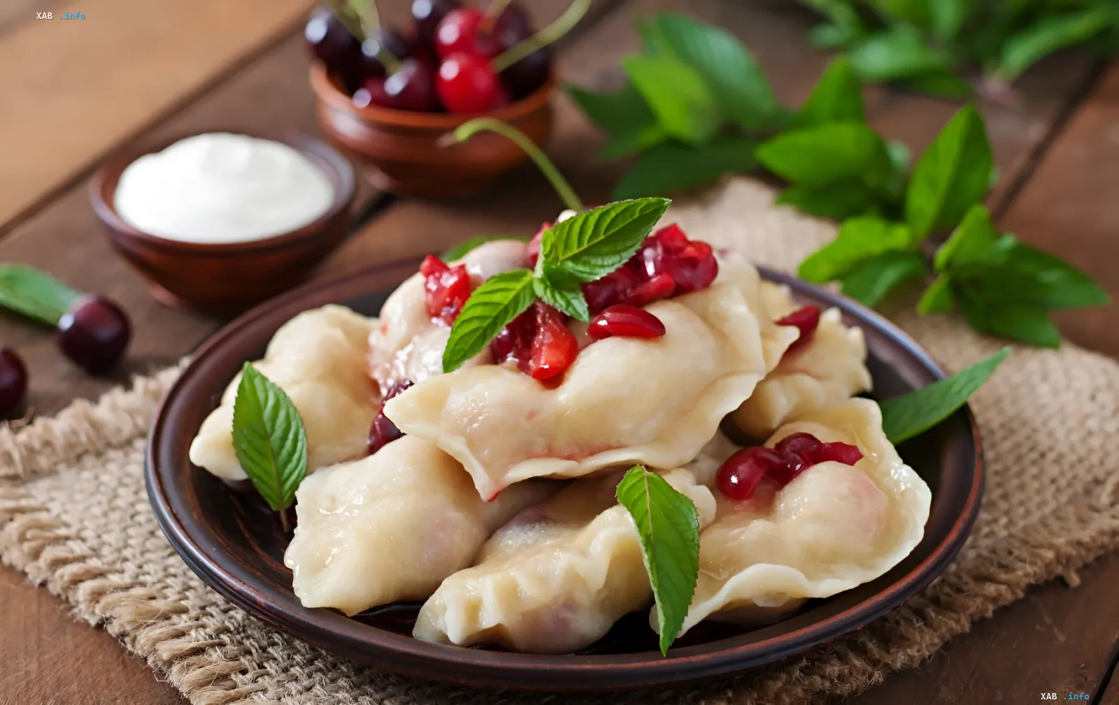 : Kirschen-Varenyky (Teigtaschen) mit Sauerrahm und frischen Kirschen — ein traditionelles ukrainisches Gericht zum Unabhängigkeitstag