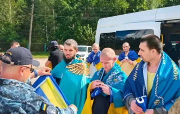 Ukrainische Soldaten nach Gefangenenaustausch am Unabhängigkeitstag: Geistliche segnen zurückgekehrte Kämpfer mit ukrainischen Flaggen
