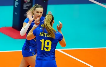 Игроки женской сборной Украины по волейболу празднуют первую победу на Евро-2026
