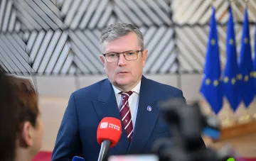 Представник уряду Польщі на пресконференції на тлі прапорів ЄС — реакція Варшави на можливе включення Бандери та Шухевича до Національного пантеону України