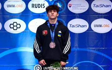 Ukrainischer Junioren-Ringer auf dem Podium der U20-Weltmeisterschaft in Bratislava mit Bronzemedaille