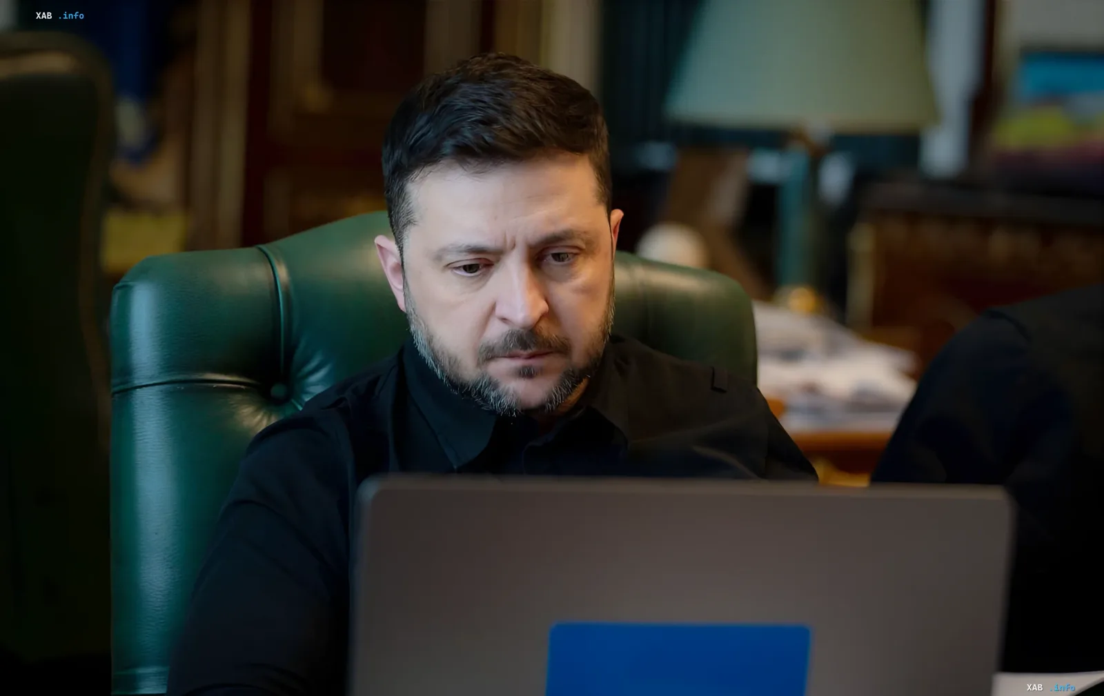 Wolodymyr Selenskyj am Laptop in seinem Büro, Diskussion über Verhandlungen mit Moskau