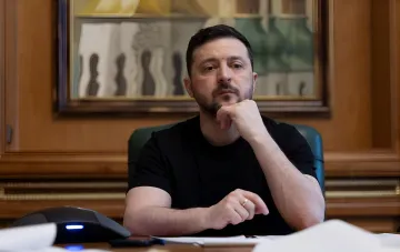 Владимир Зеленский в кабинете во время обсуждения стратегии массовых ракетных ударов по глубине России