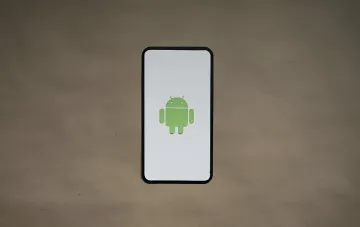 Smartphone mit Android-Logo auf dem Display: Illustration des Google-Systemdienstes Android Pulse