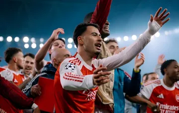 Gabriel Martinelli im Trikot von Arsenal feiert mit Teamkollegen vor dem Hintergrund von Gerüchten über einen Transfer zu Al-Hilal