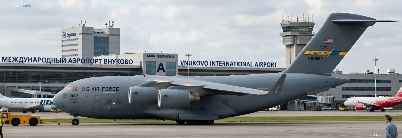 US-Air-Force-Boeing C-17 Globemaster III auf dem Vorfeld des Flughafens Wnukowo, Kennung 0187, Landung und Logistikmission