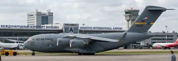 US-Air-Force-Boeing C-17 Globemaster III auf dem Vorfeld des Flughafens Wnukowo, Kennung 0187, Landung und Logistikmission