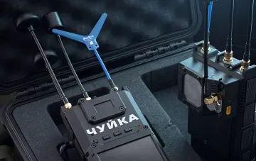 BlueBird Tech Chuyka 3.0 tragbarer Drohnen-Detektor mit der blauen BlueBird-Antenne im Schutzkoffer