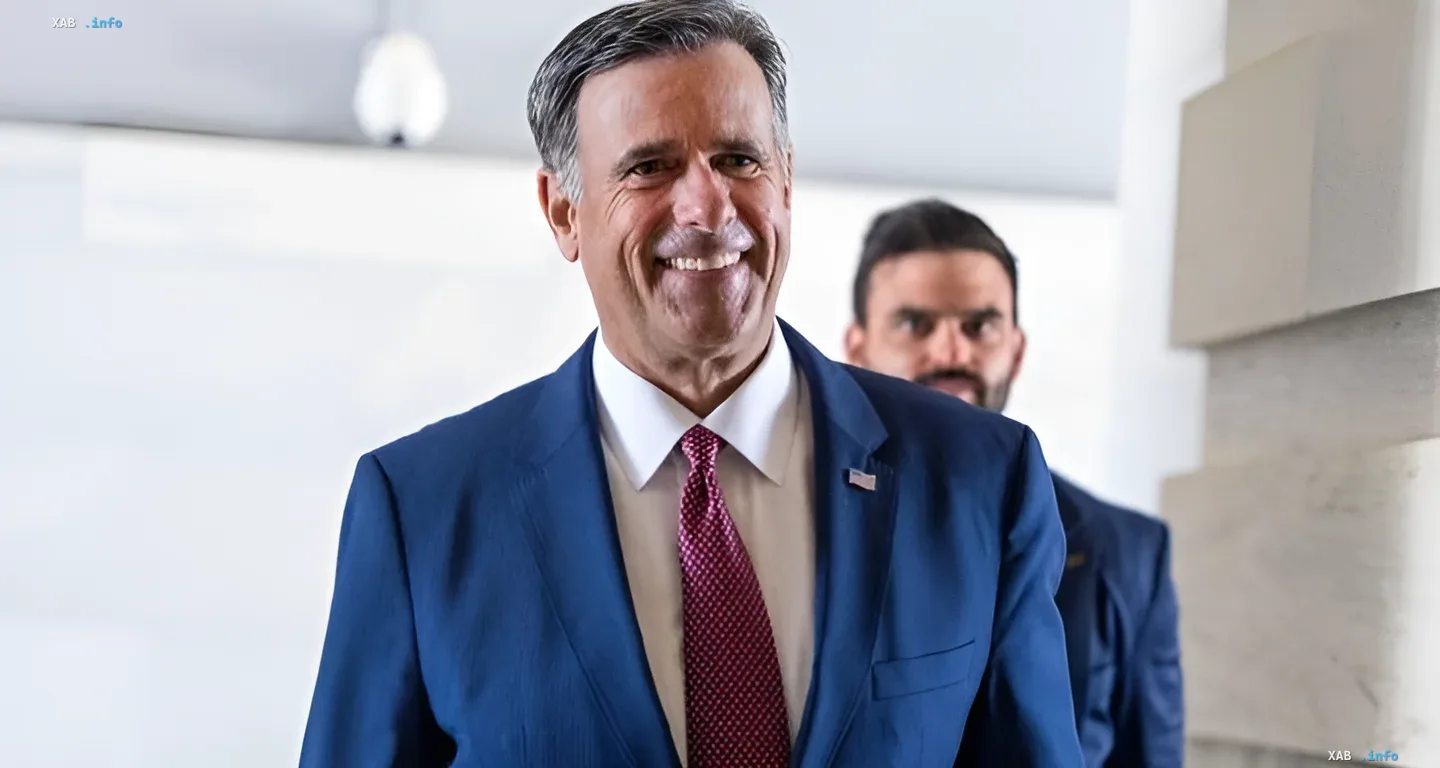 CIA-Direktor William Burns im blauen Anzug mit US-Flaggenpin am Revers während eines geheimen Besuchs in Moskau
