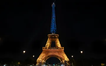 Eiffelturm nachts in den blau-gelben Farben der ukrainischen Flagge beleuchtet zum 35. Unabhängigkeitstag der Ukraine