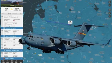 Militärisches Transportflugzeug Boeing C-17A Globemaster III der US Air Force mit Bordnummer 5141 vor einer Karte der Route durchs Baltikum nach Moskau — Sonderflug von CIA-Chef Ratcliffe