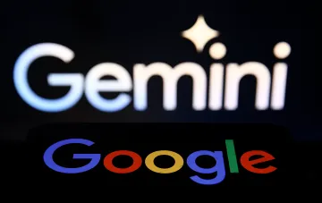 Логотип Gemini з фірмовою іскрою та кольоровий логотип Google на темному фоні: компанія готує масштабне оновлення інтерфейсу ШІ-агента з новим меню та центром сповіщень