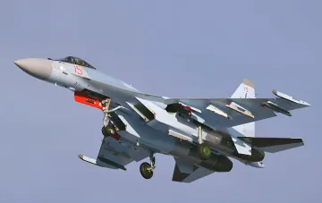 Su-35S fighter in flight — the 3D model revealed by Ukraine's GUR alongside a map of its manufacturers