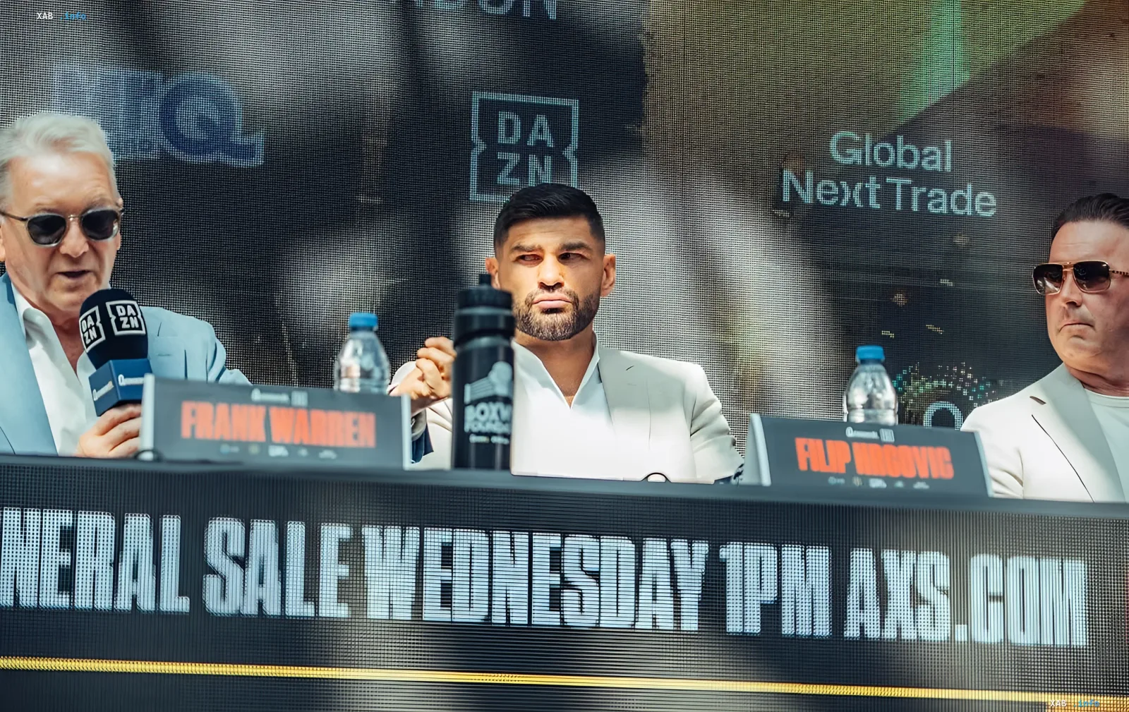 Філіп Хргович на прес-конференції DAZN Global Next Trade перед боєм з Ітаумою, поруч Фрэнк Воррен