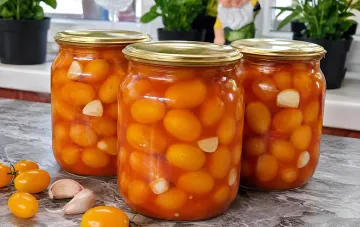 Банки з помідорами черрі на зиму в чилі-маринаді з часником — рецепт закатки, щоб плоди не перетворилися на кашу