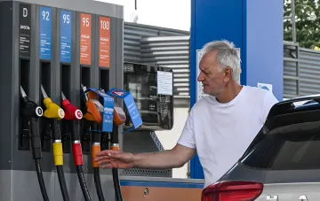 Refueling a car at a gas station: fuel market and the role of the Kondensat refinery in processing Russian oil