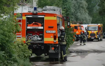 Пожарно-спасательная техника и сотрудники ГСЧС на месте падения обломков российского БПЛА в Киеве