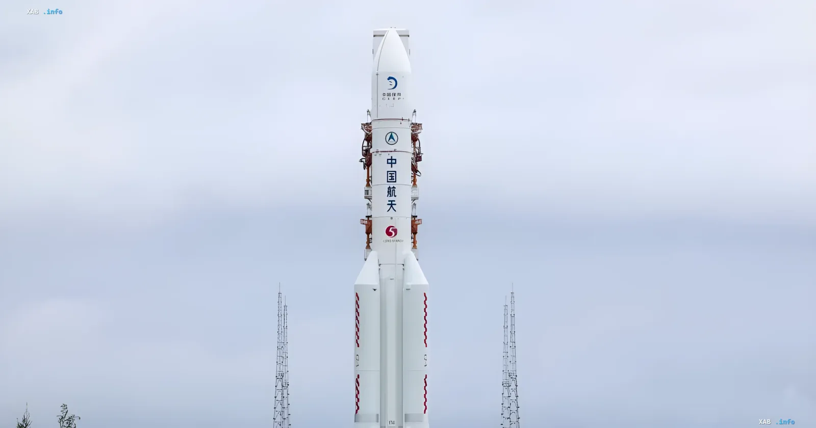 Chinesische Trägerrakete „Chang Zheng“ auf der Startrampe vor dem verschobenen Start des Mondsondes „Chang'e-7“