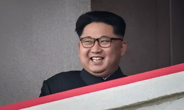 Kim Jong Un auf einer nordkoreanischen Bühne im Kontext von Raketenstarts und Denuklearisierungsverweigerung