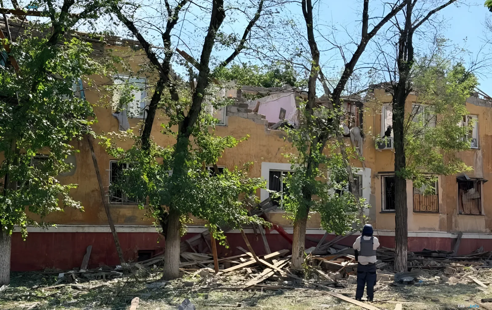 Пошкоджене багатоповерхівка в Краматорську після авіаудару: зруйнована дах, уламки та бійці на фоні