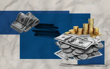 Stapel von US-Dollar-Scheinen und Münzen auf blauem Hintergrund — Illustration zum Kurs des Dollars unter 45 Hrywnia in der Ukraine am 25. August 2026